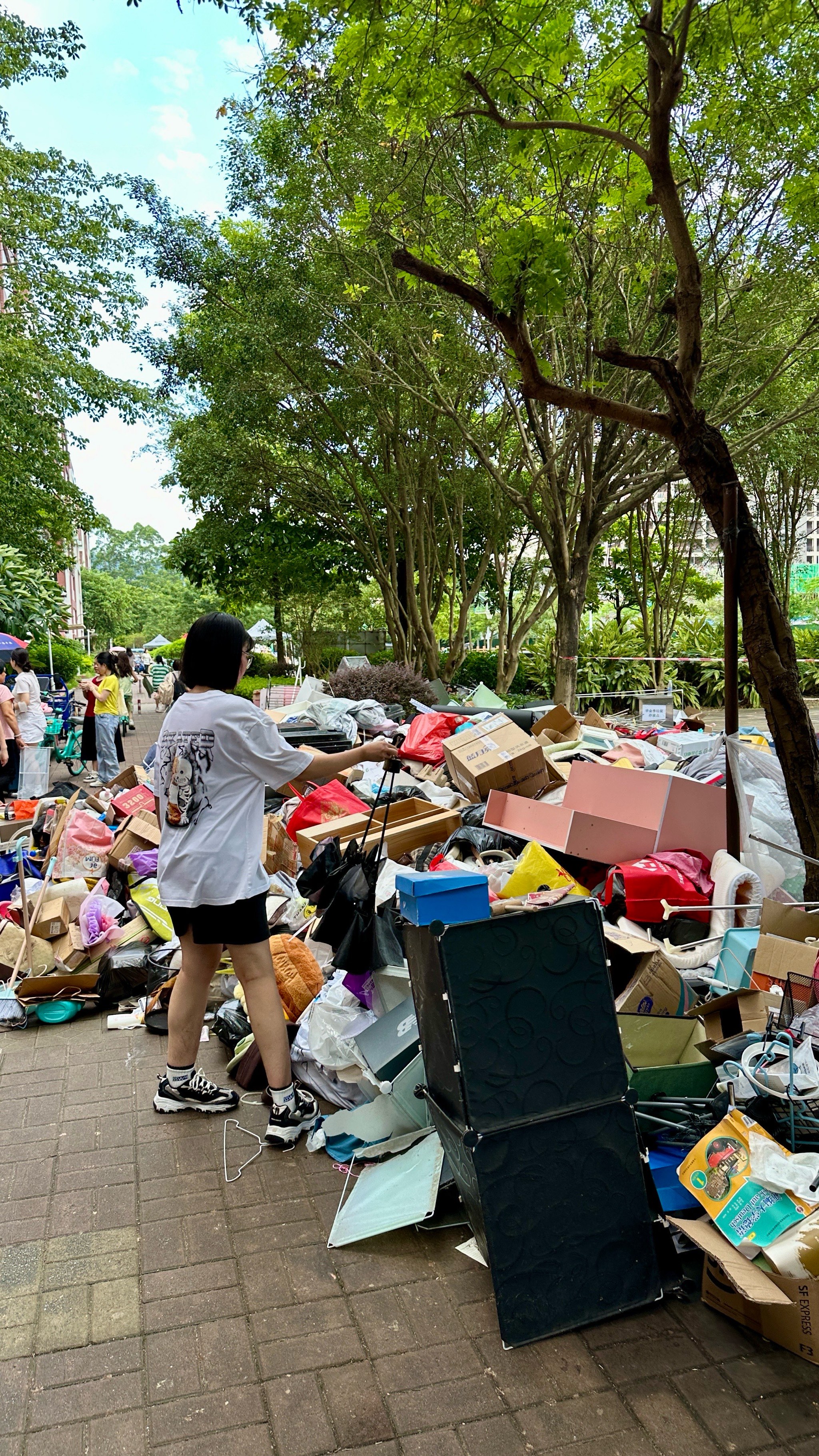 创作者赏金计划 我和我姐开了车去接外甥女散学典礼,宿舍楼门前堆满