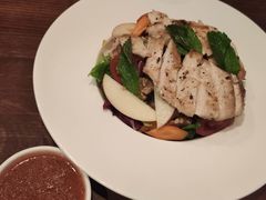 苹果果仁鸡肉沙律配盆子油醋汁-Bistro 63 创意融合料理(广粤天地店)