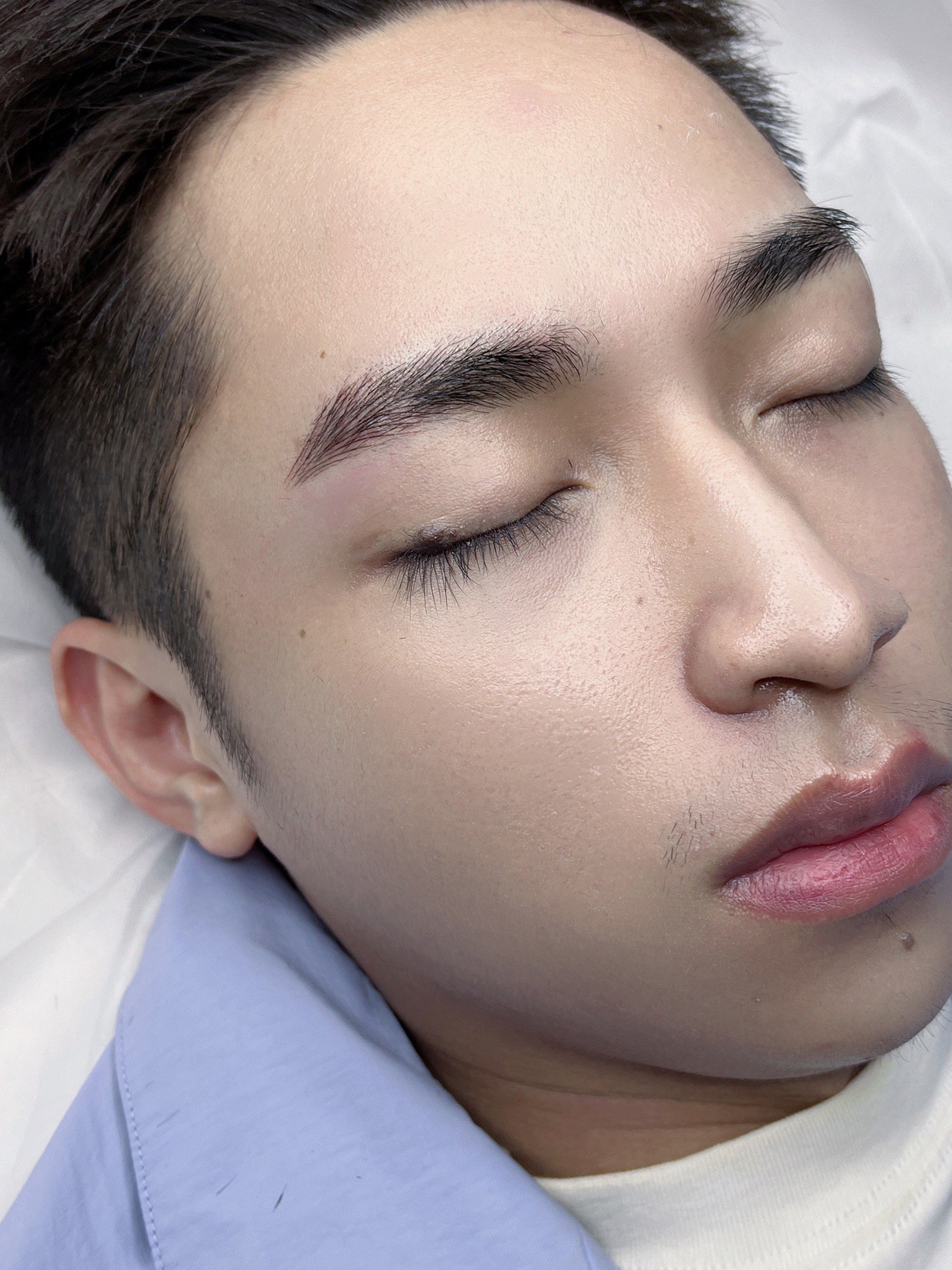 特意找的这家专门做男士纹眉的店
案例很多看起来很专业和客服小姐