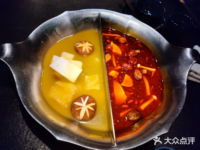 湊湊火锅·茶憩(世博大道店)台式麻辣花胶鸡鸳鸯锅图片
