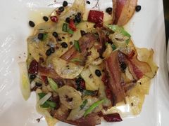 土豆腊肉回锅-石磨豆花家常菜·牦牛排土火锅