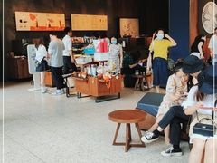 等位区-星巴克(凯德晶萃店)