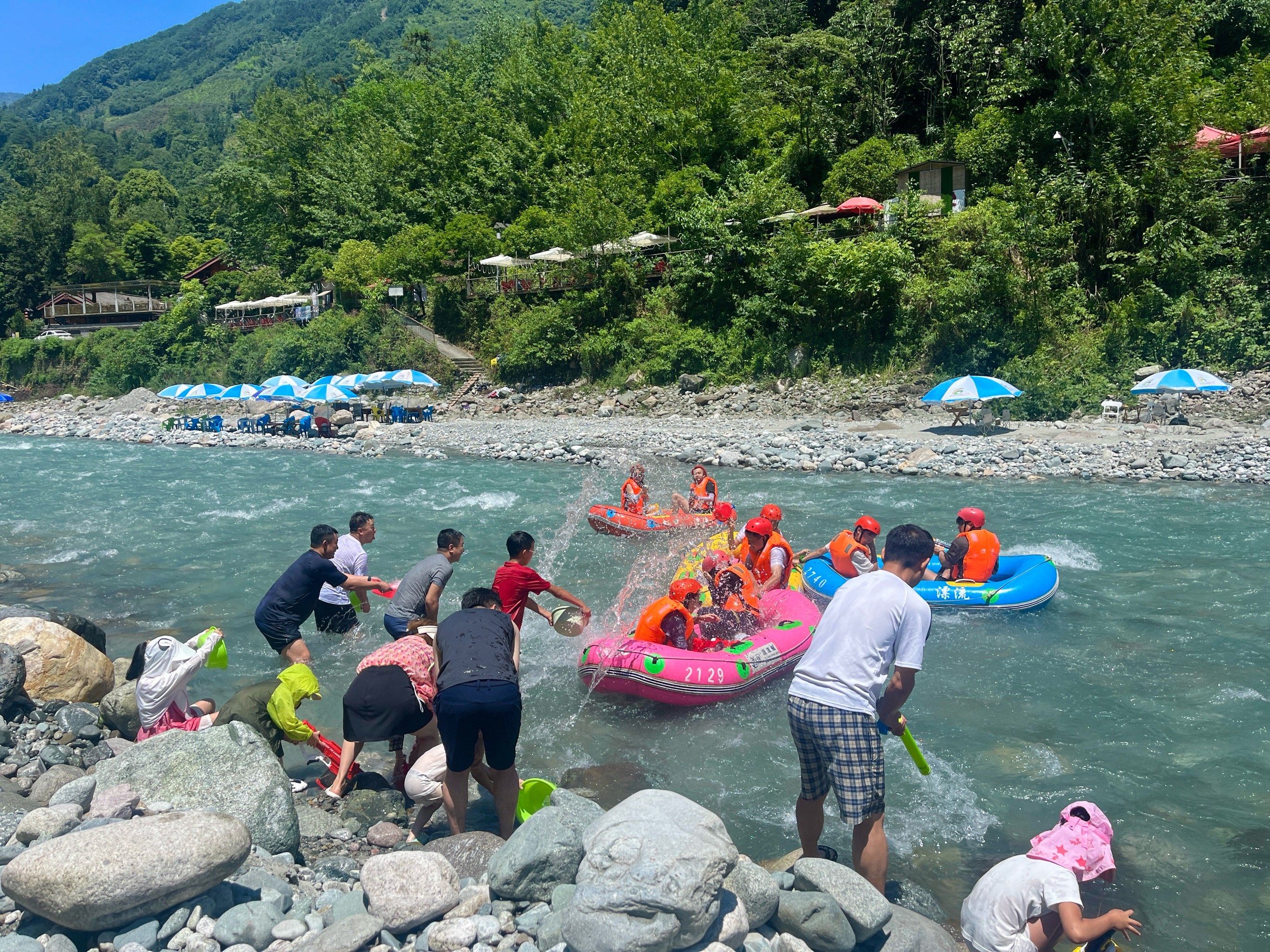 每年夏天的虹口漂流是属于成都人民的快乐,自驾一个多小时到虹口景 