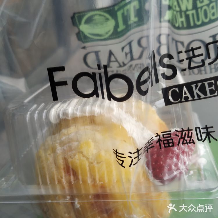 一面墙上有酒的装饰，里面靠窗的一面还有休息用餐区