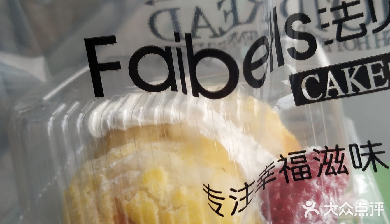 一面墙上有酒的装饰，里面靠窗的一面还有休息用餐区