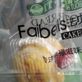 一面墙上有酒的装饰，里面靠窗的一面还有休息用餐区