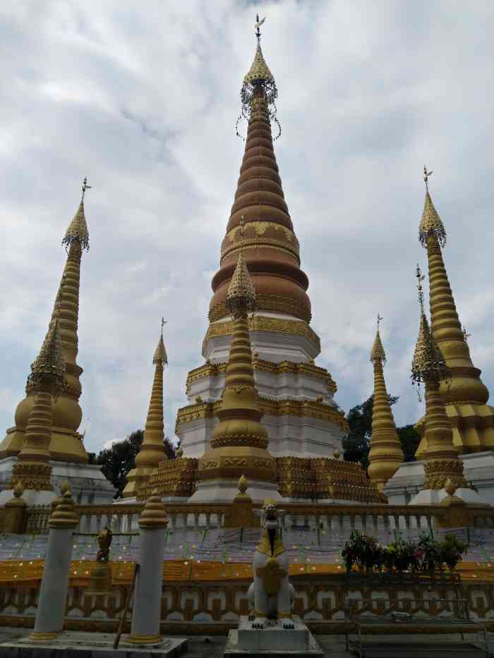 姐勒金塔-"姐勒大金塔由十七座塔组成,位于瑞丽市东北.