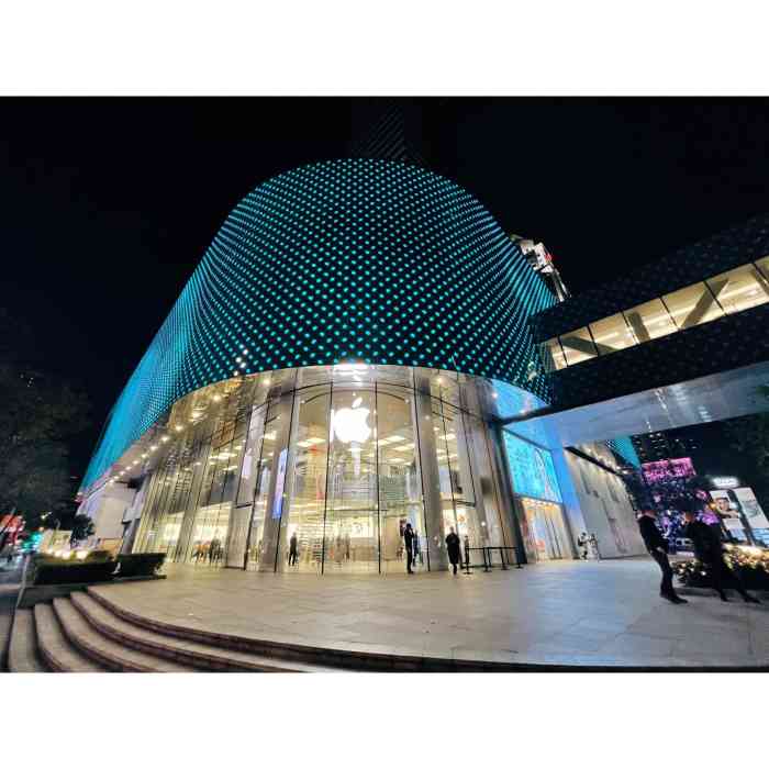 apple零售店(香港广场店)-" 不愧为苹果电脑专卖店,店面通透,明亮.