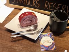 草莓红丝绒卷-星巴克(北京长安商场店)