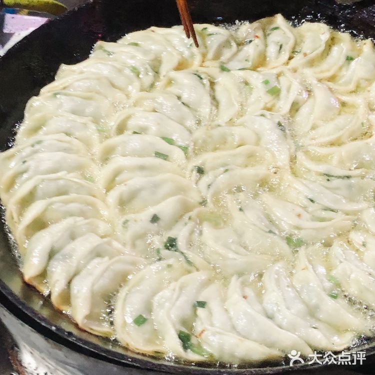 刚出锅的煎饺，快来尝尝