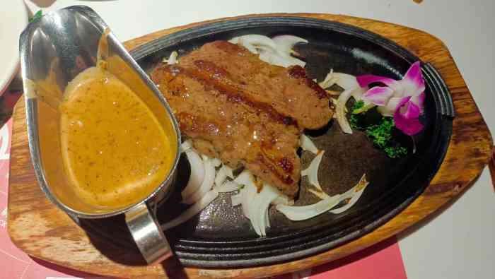 莱慕客牛排(车站大道店)-"[环境]里面干净整洁,我喜欢靠窗坐,可以.