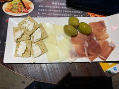 意大利帕尔玛火腿配凯撒羊奶丁酪-味式·那不勒斯披萨Mise en place(亚朵酒店店)