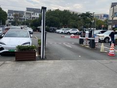 -朱家角影剧院-地面停车场