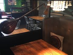 露天位-阿里家·新疆烤肉酒場 by MIG