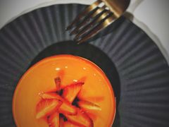 葡萄柚草莓萨伐仑松饼-潮一不贰·法式甜品·生日蛋糕·西式简餐(外滩店)