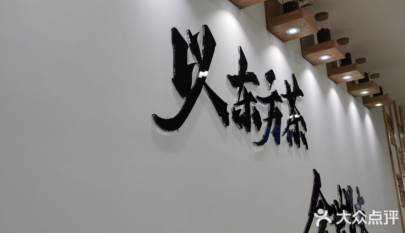 霸王茶姬⼩绿杯「蜜⽠⽩⽇梦·解暑⼩绿杯