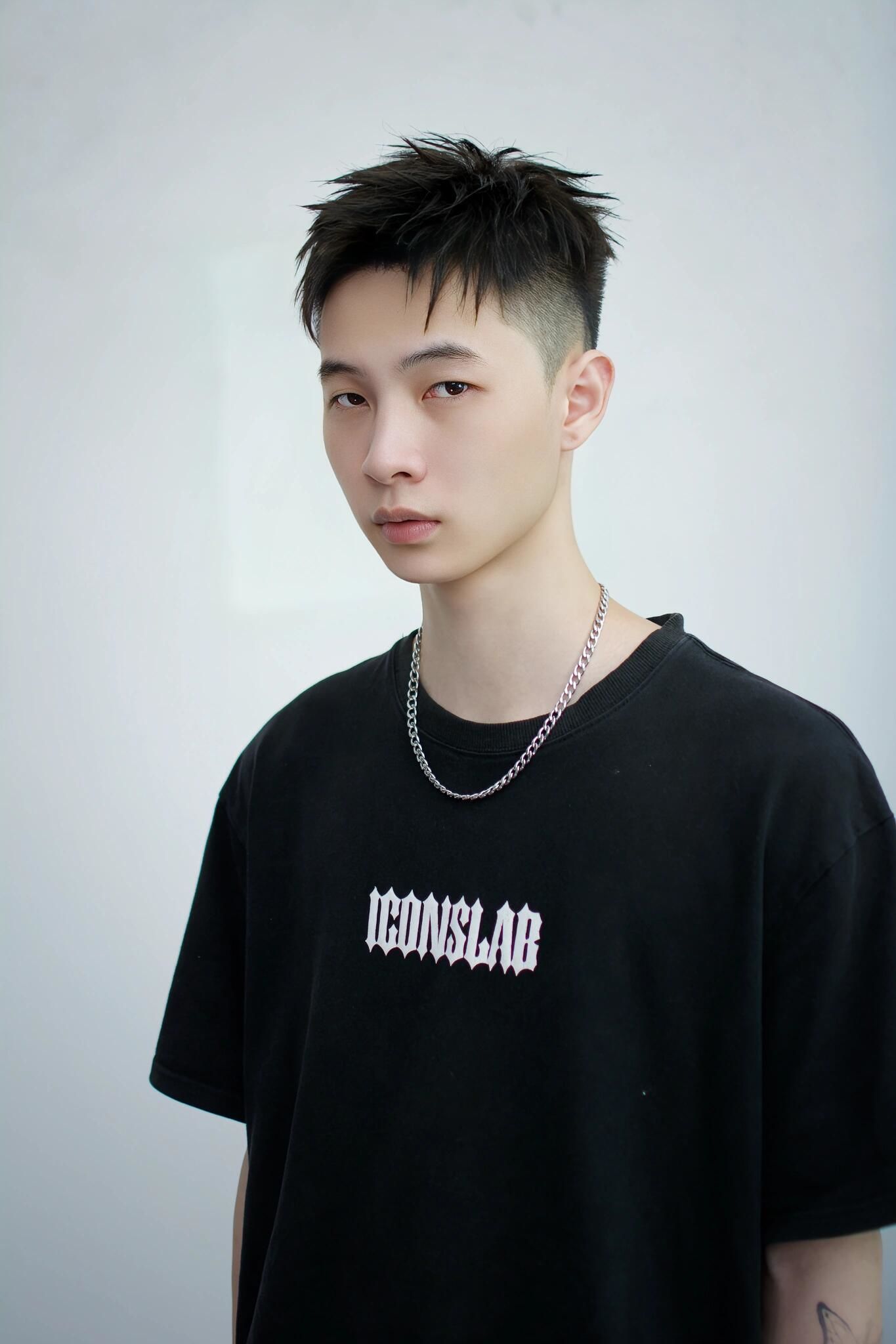 不妨试试这款超帅前刺发型#男生发型 #发型推荐 #男士发型 #懂你的