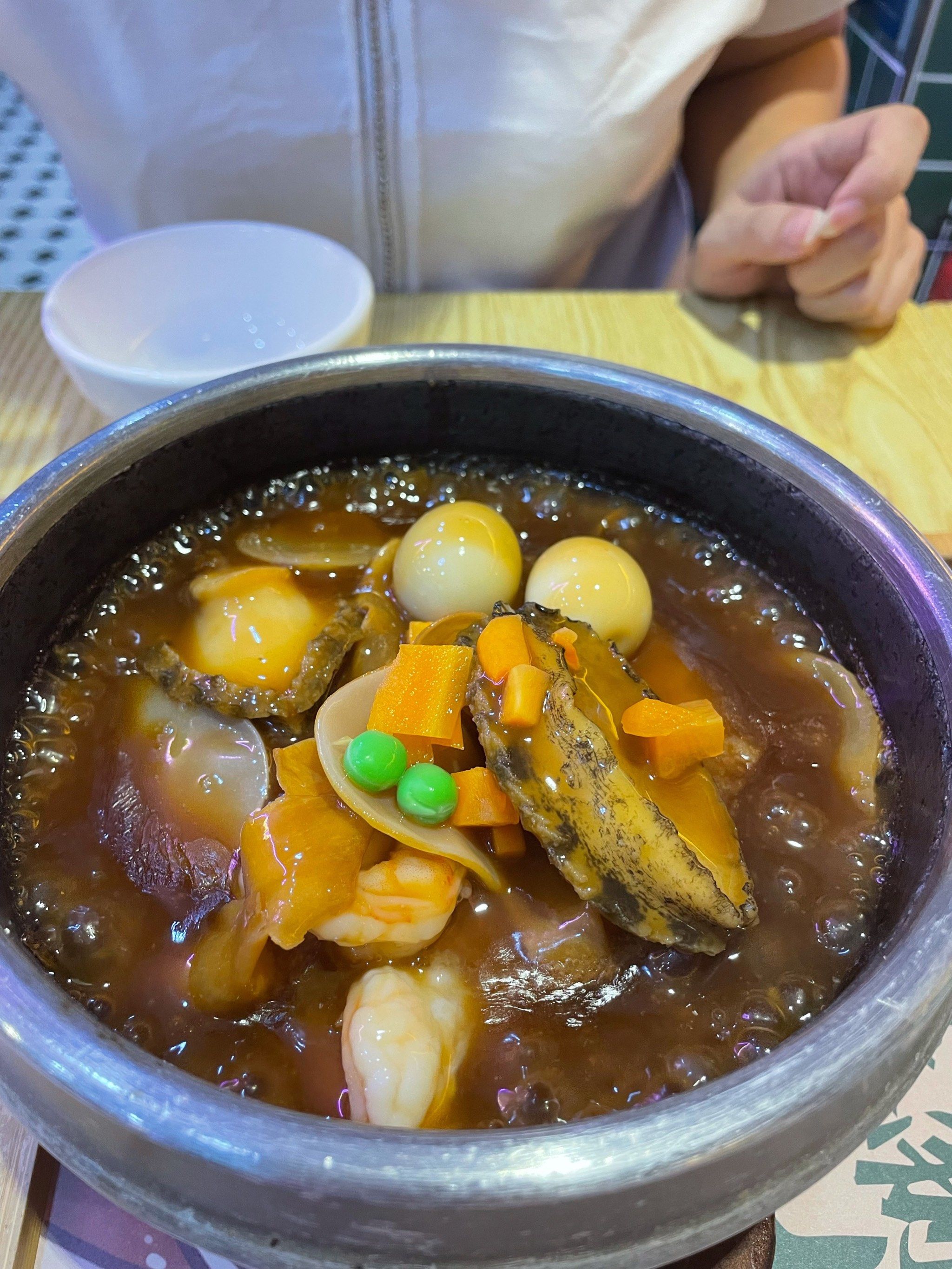 冒着泡泡端上来的一大份佛跳墙捞饭和鲍汁捞饭,配着小菜和柠檬红茶