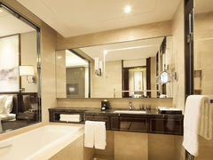 Deluxe Room bathroom-安徽宿州希尔顿逸林酒店