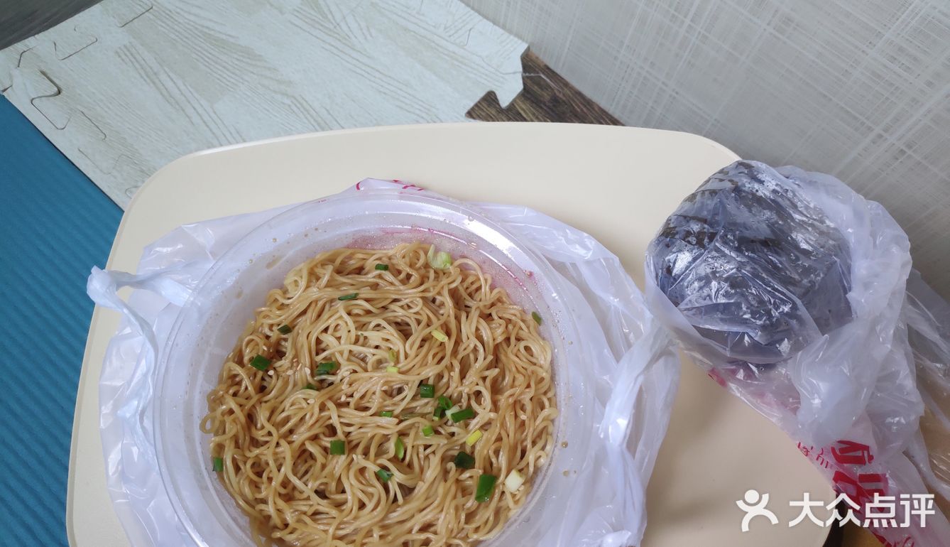 里面的鸡块蛮多的，外面的糯米也是黏黏的