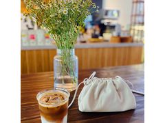 -彳亍咖啡·这里(水湾路店)