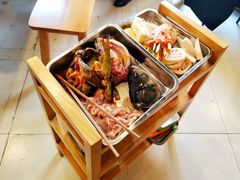 菜品丰富、新鲜、水果特别丰富、五花肉、乌鱼片特别好吃，鱼的种类很多，烤肉味道很不错。-多多鱼自助烤肉鱼火锅(万兴花园店)