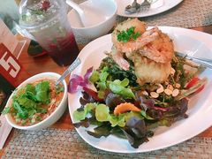 -Chom Cafe and Restaurant