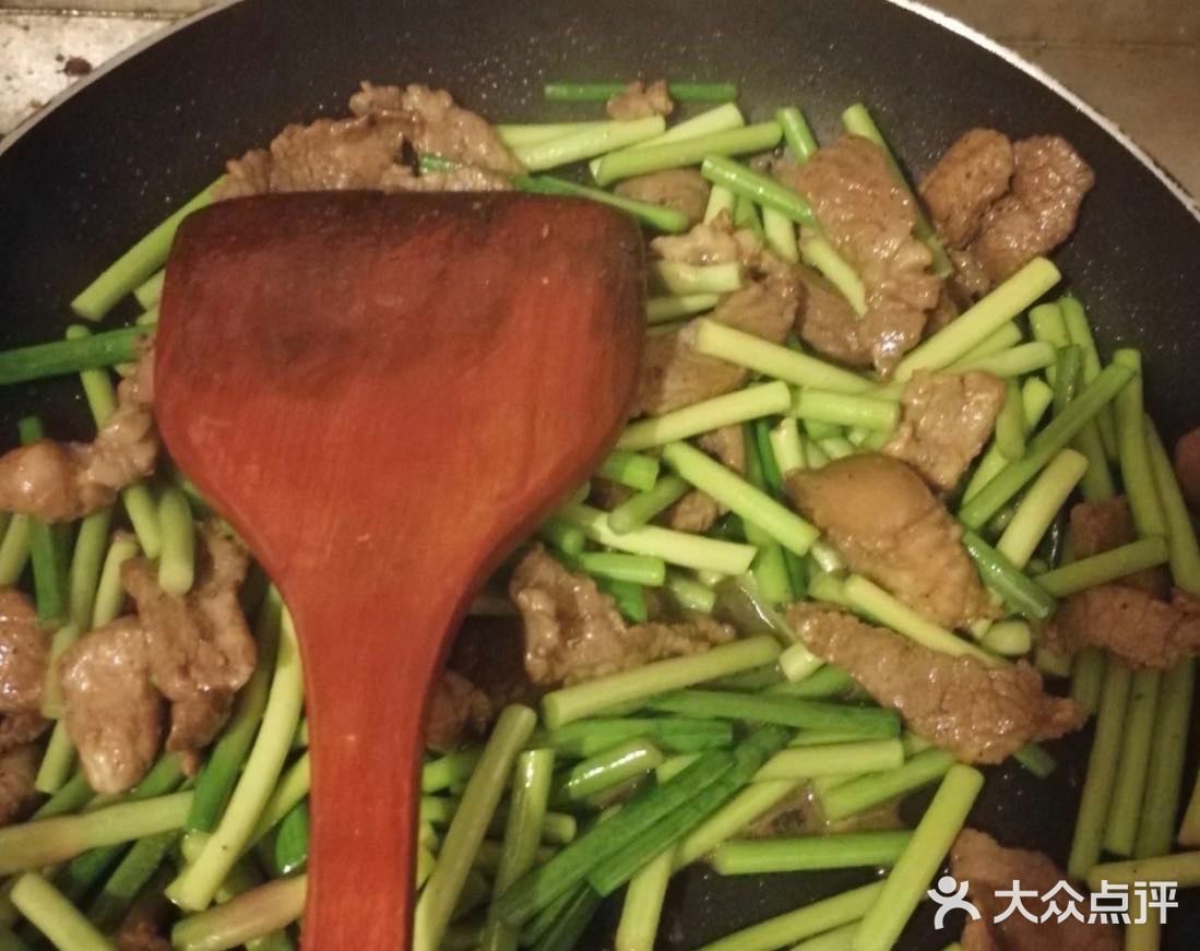 蒜苔炒肉是我的最喜欢的，简单快手而且好吃，懒人必备的菜品，