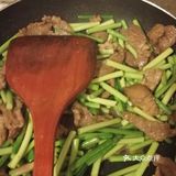 蒜苔炒肉是我的最喜欢的，简单快手而且好吃，懒人必备的菜品，