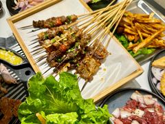 -山野的朋友露营炭火烤肉