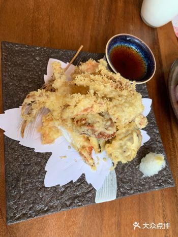 位置靠近湖边,可以观着湖景用餐