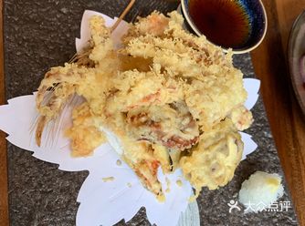 位置靠近湖边，可以观着湖景用餐