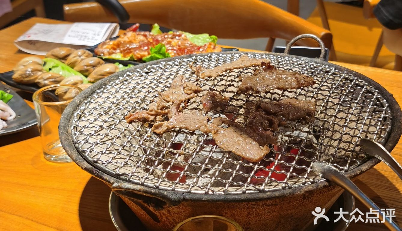 1.有专门的生菜包肉酱 2.蒜已经全部切片了