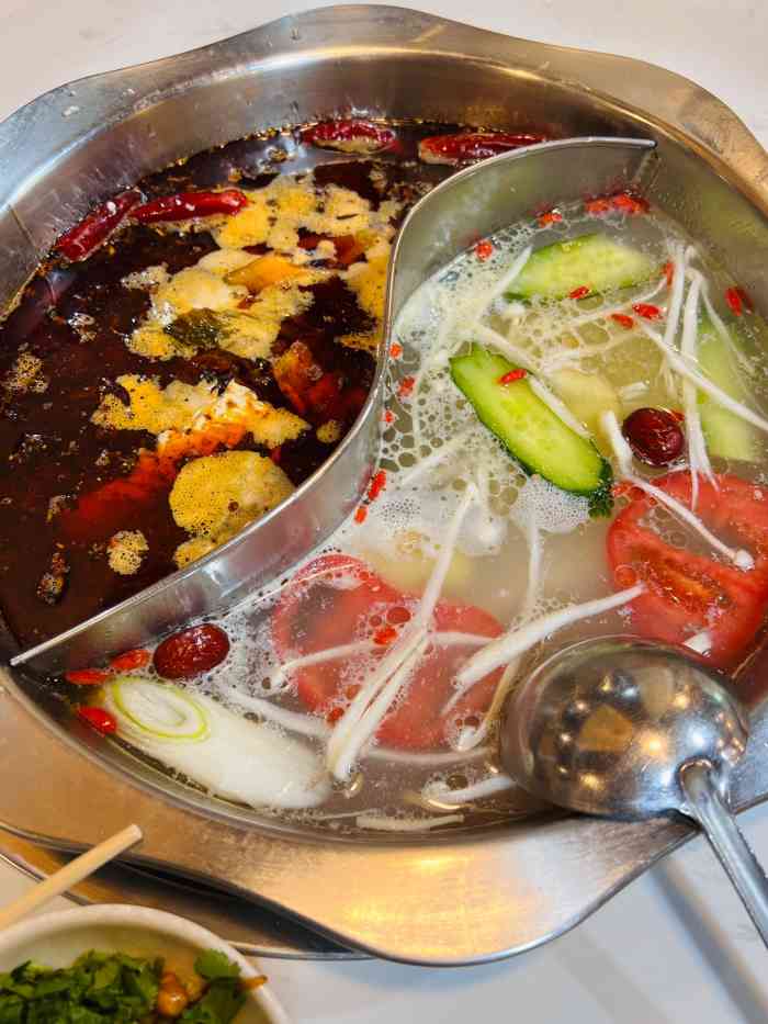 9:20打分很实惠的豆花牛肉火锅,锅底会随带一份豆花,辣锅越煮越入味,!