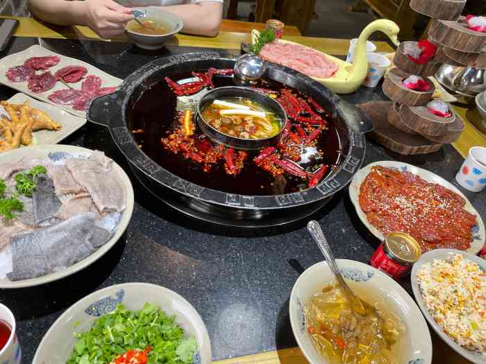 渝大狮毛肚老火锅(沙坪坝王府井店)-"位置:沙坪坝王府井五楼环境:比较