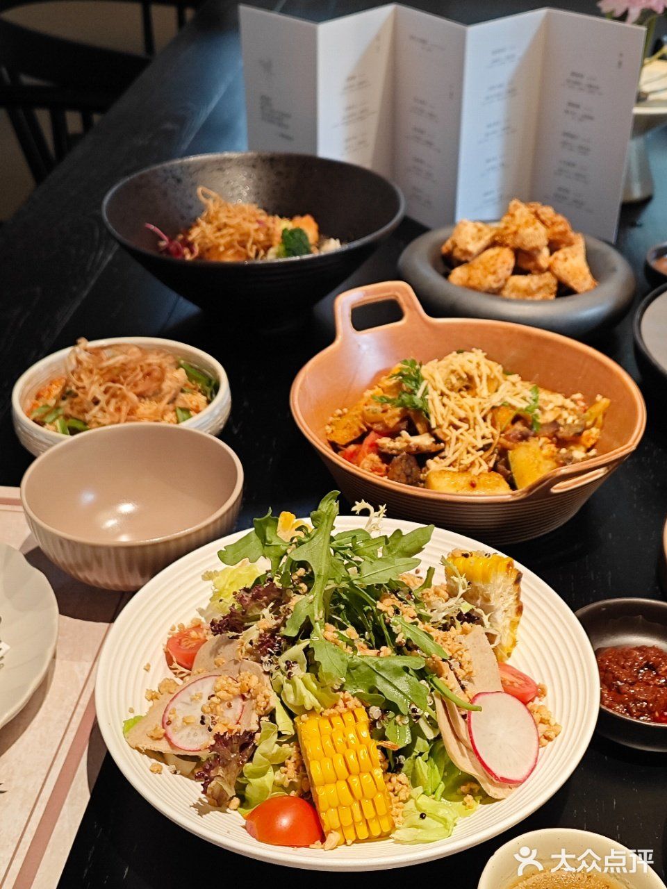 走进成都这家宋式美学素食餐厅